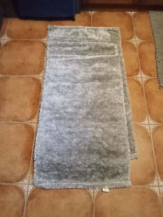 Vendo lindíssimo conjunto de tapetes de quarto novos.