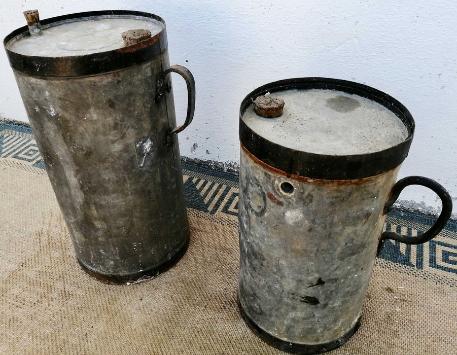 2 antigos recipientes de agua