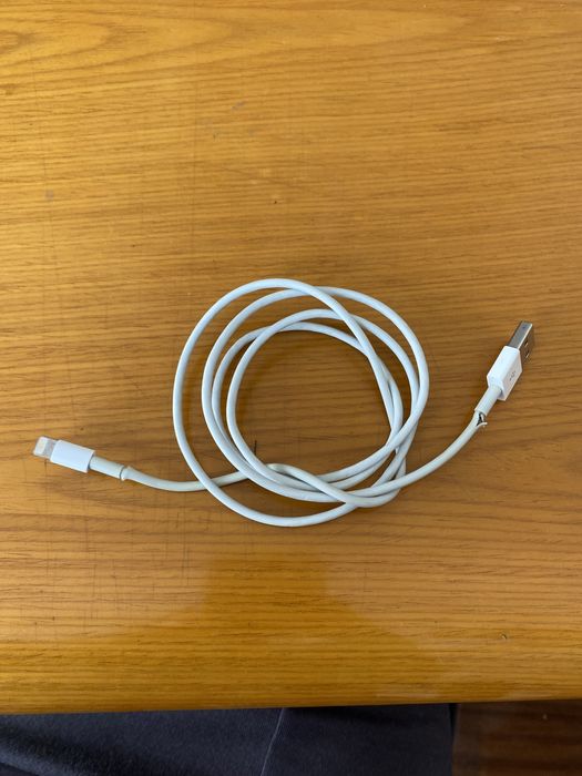 Dois cabos USB originais da Apple para peças