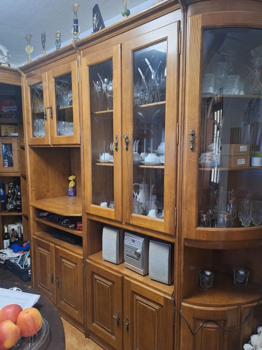 Bar de sala com portas de vidro + bancos