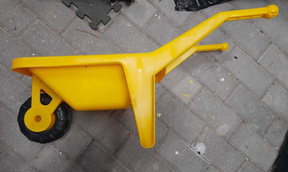 Carrinho little tikes e triciclo feber