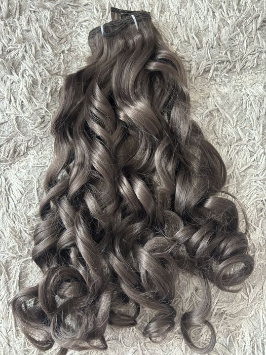 Włosy brązowe kręcone