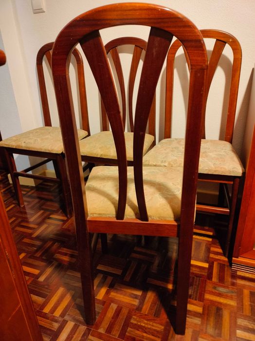 Cadeiras em madeira maciça.