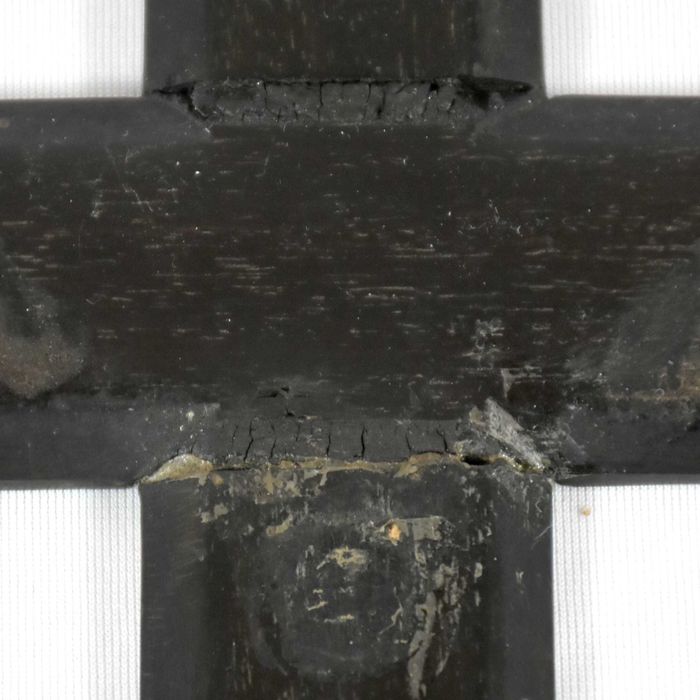 Cruz em pau-santo escurecido