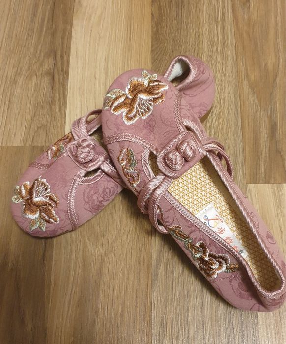 Damskie buty z haftem rozmiar 38