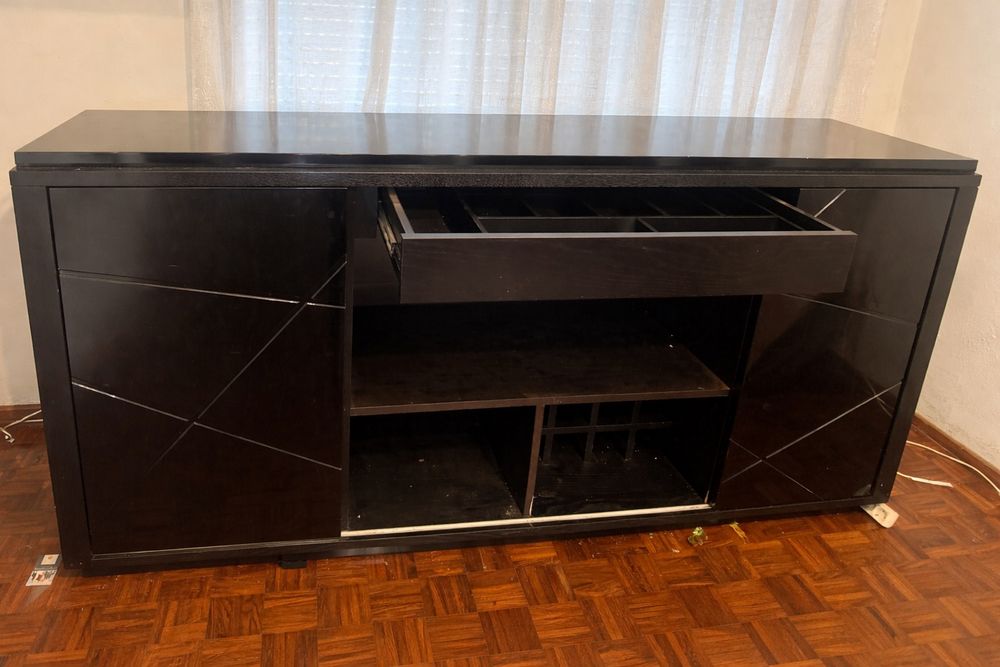 Aparador grande com 2 portas de correr e 2 de click