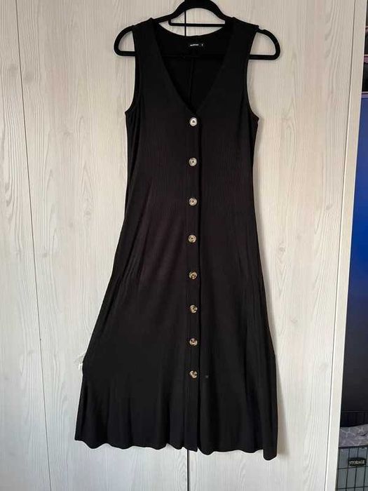Czarna prążkowana sukienka z guzikami Medicine S