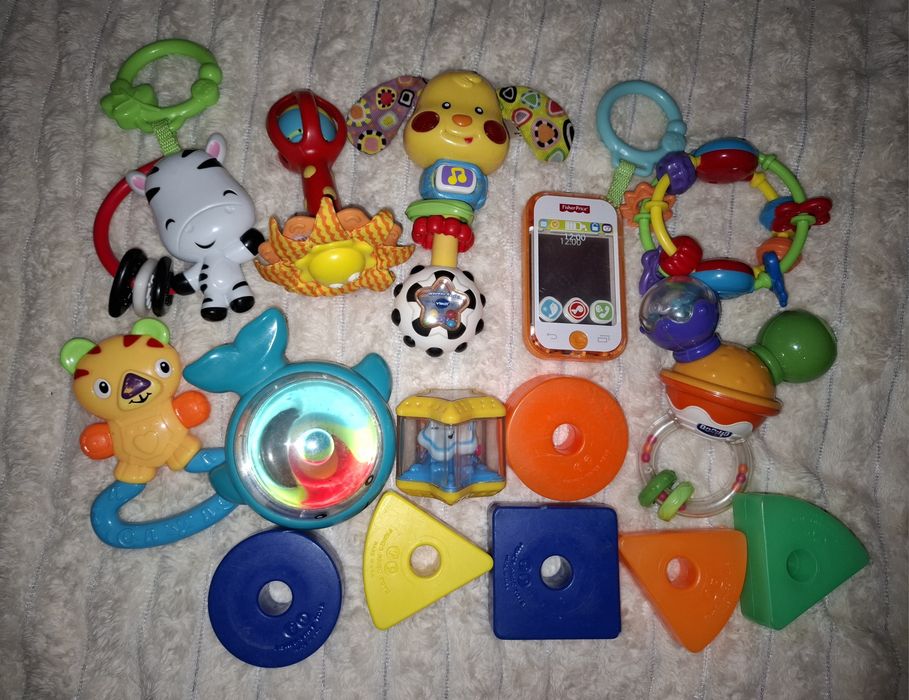 Большой пакет/коробок развивающих игрушек ,погремушек,fisher price