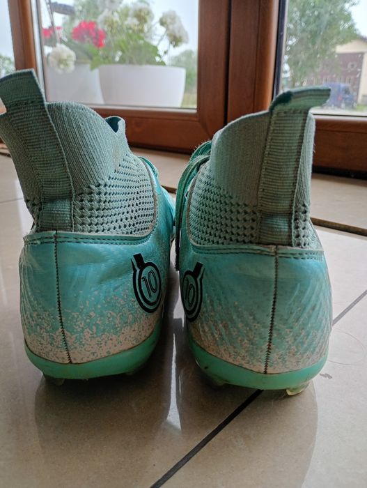 Buty piłkarskie korki