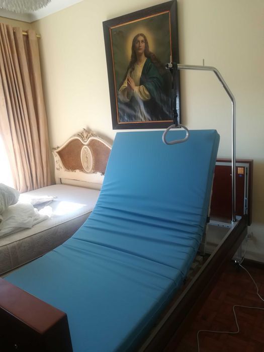 Cama articulável (Individual) de tipo hospitalar- “DREAM”.