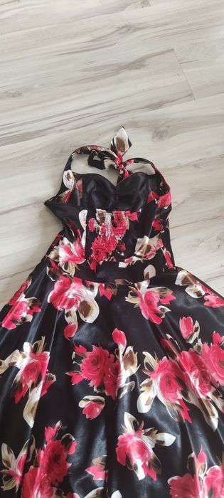 Elegancka sukienka przed kolana