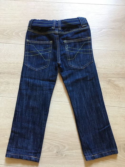 Super modne spodnie dżinsy z paskiem i przeszyciami logowane r. 98 cm