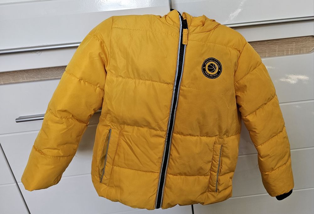 Курточка демісезонна,яскраво жовтого кольору.