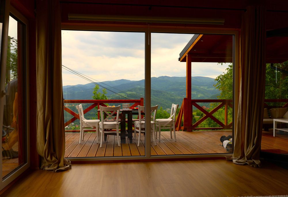 Drewniany domek w górach z tarasem na wynajem. PROMOCJA FERIE