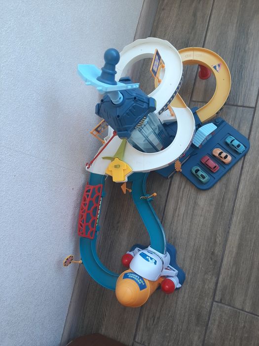 Дитяча парковка з ліфтом, космічна станція