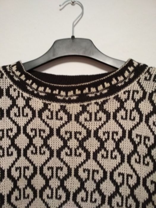 Sweter w bialo czarne wzory 42-44