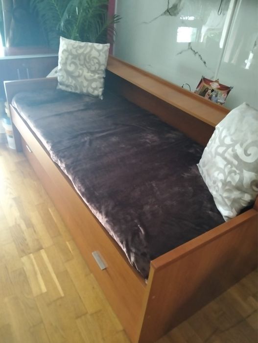 Cama de solteiro em pinho mel