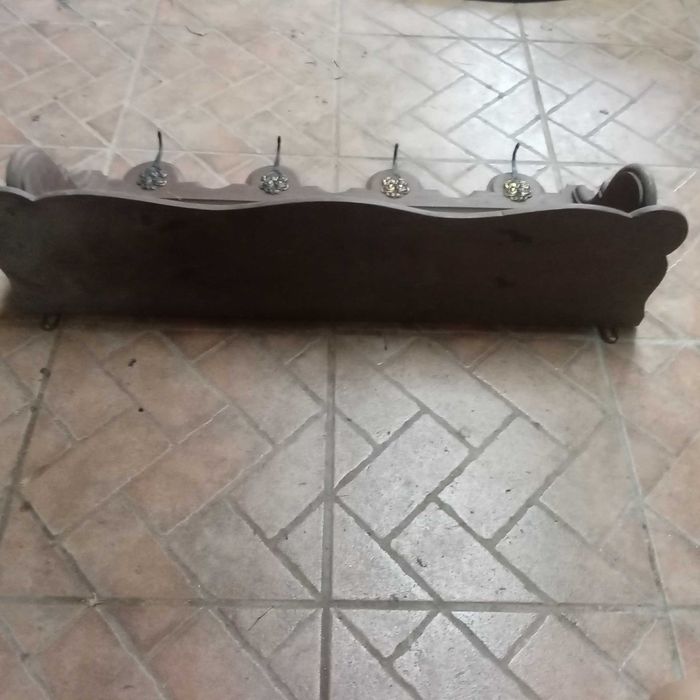 Bengaleiros madeira,maior 74 cms de comp.x 30 cms larg, e um outro