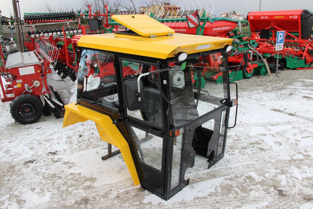 Kabina ursus C 330  C-330 z błotnikami Naglak wersja Elegant żółta