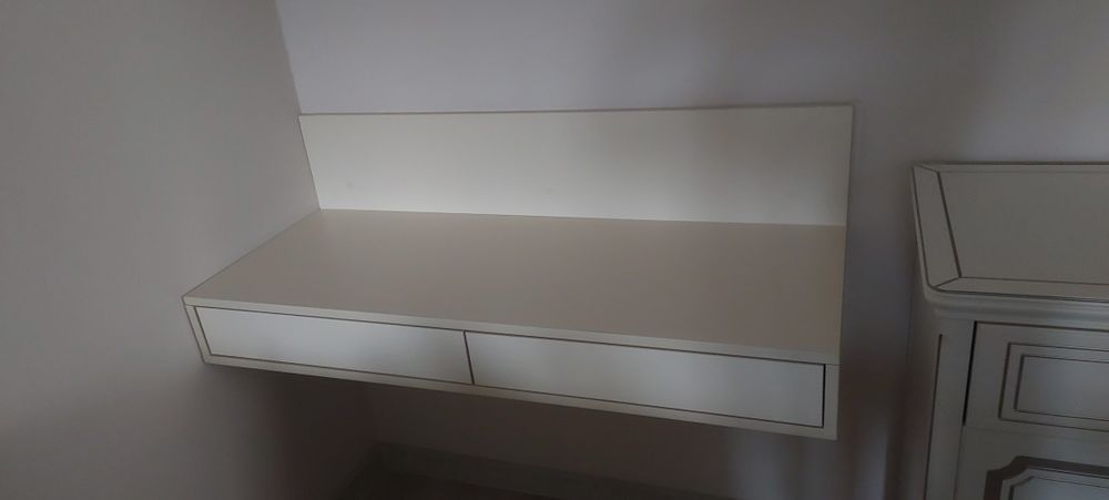 Підвісний столик