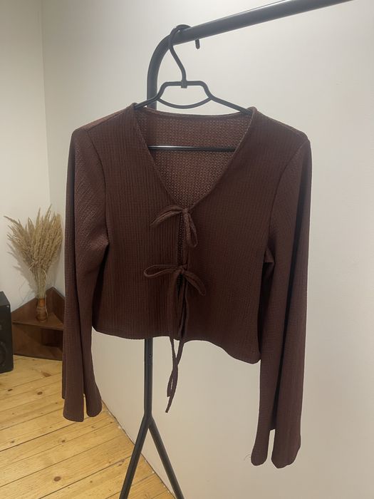 Однотонна сорочка з V-подібним вирізом