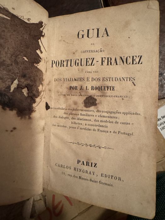 Livros antigos em capa de pele sovretudo dicionarios