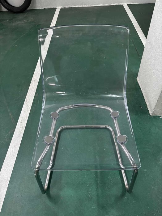 Cadeira de Sala, com estrura de pés em metal e assento em acrílico transparente, em muito bom estado.