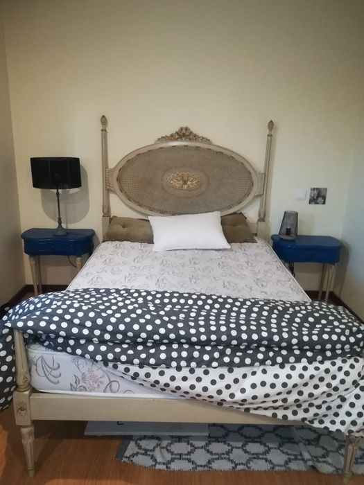 Cama com duas mesas de cabeceira