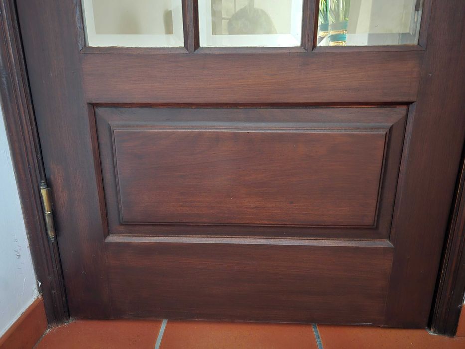 3 portas de madeira envidraçadas