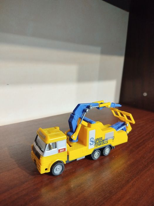 Іграшкова модель евакуатора серії Super Towing. В гарному стані.