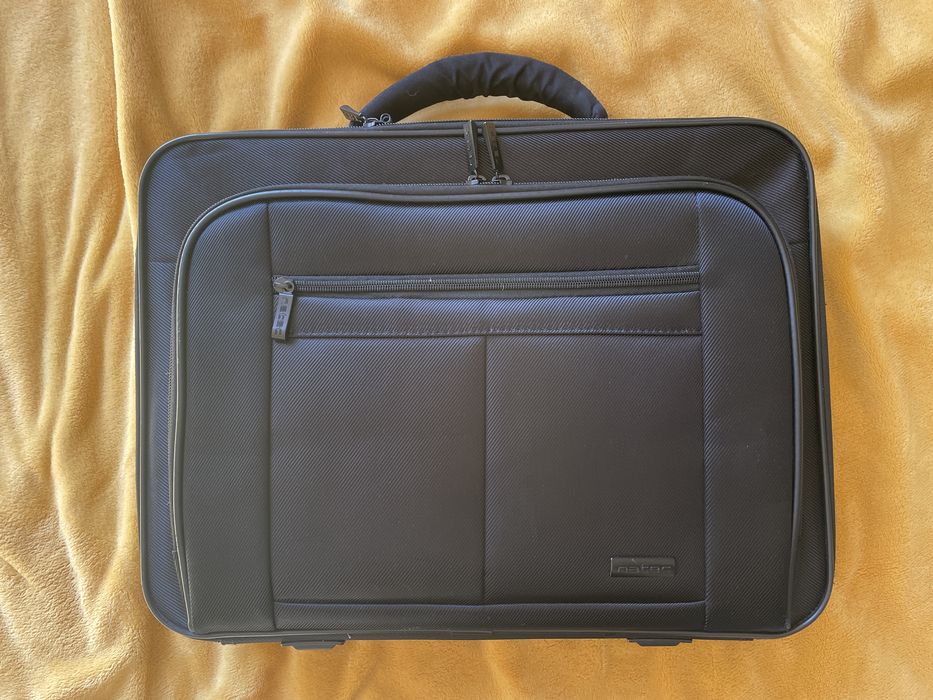 Duża sztywna torba na komputer.