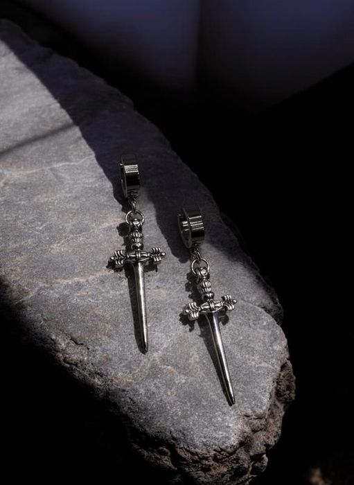 Сережки мечі клинки ножі лицар середньовіччя кольчуга