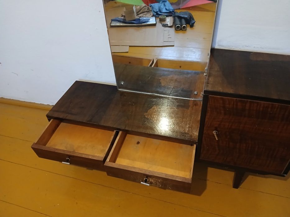 Toaletka z lustrem, szafka z lustrem