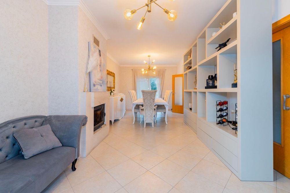 Moradia independente à venda em Aroeira - Almada.