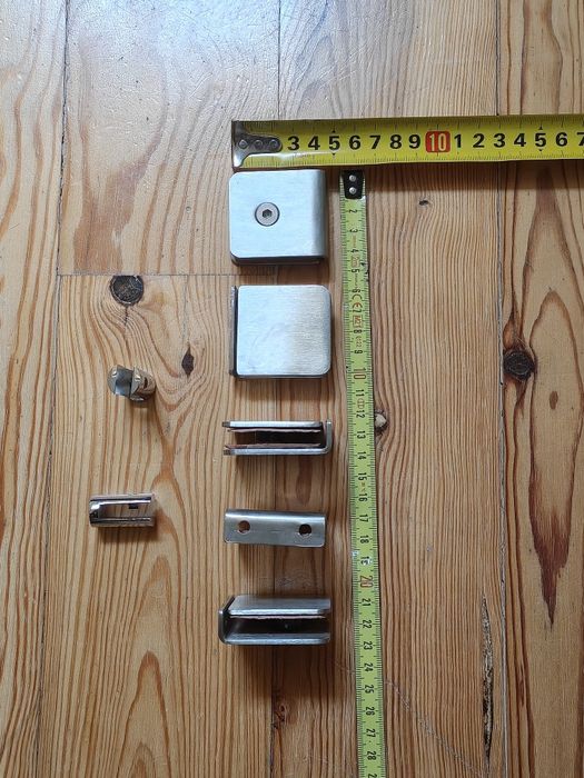 Acessório nunca usados de  inox de fixação vidro (8 a 10mm) à parede ou a outra  estrutura. Espessura da peça 2 mm
