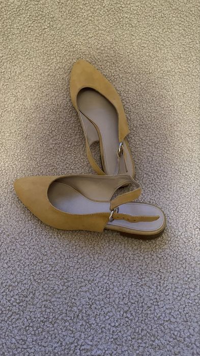 Лодочки в розмірі 36 на 23 см в хорошому стані колір горчичний