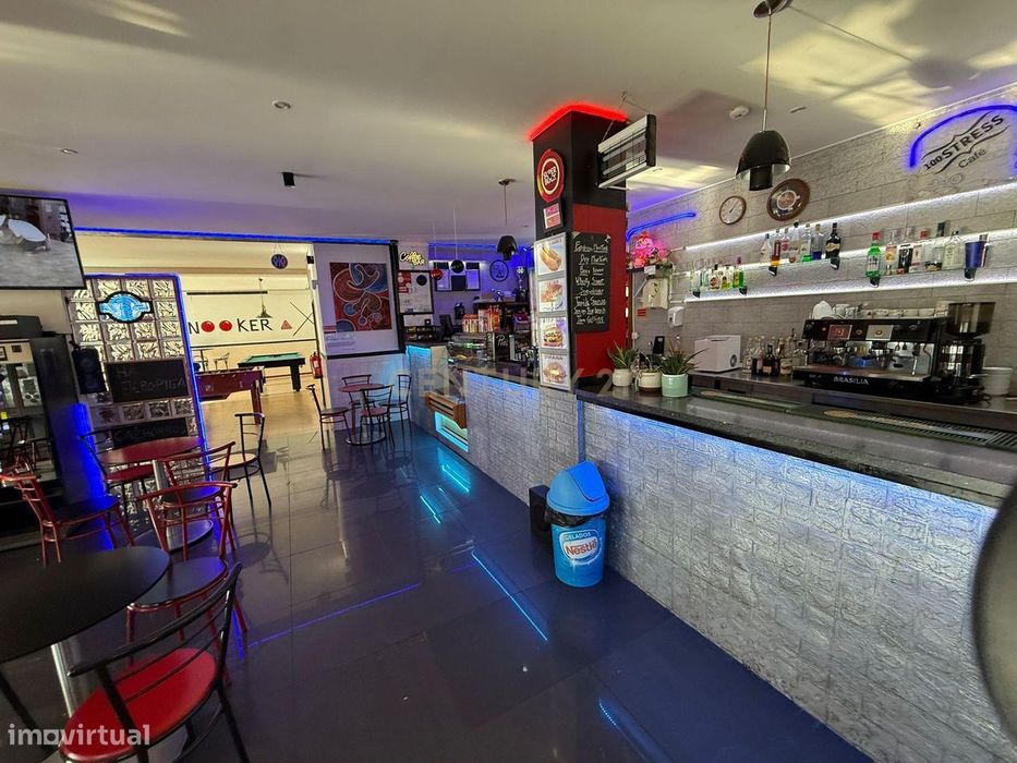 Bar todo equipado e em funcionamento na Guarda