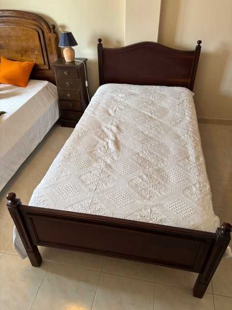 Cama de solteiro, com colchão + mesa de cabeceira