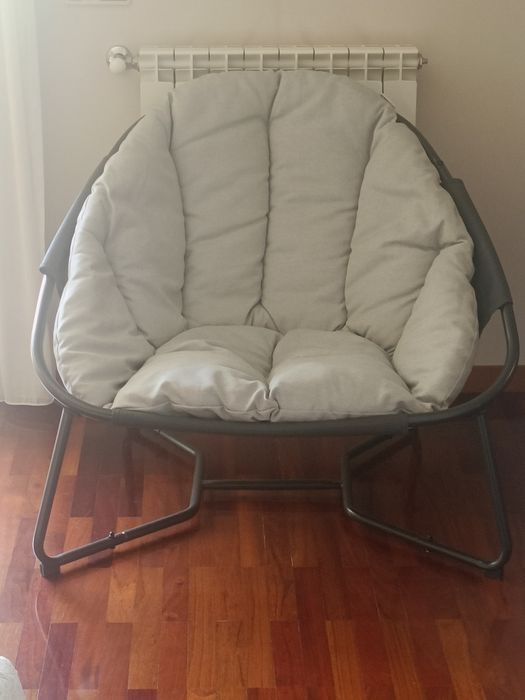 Cadeira relax cinzento. Varanda ou exterior