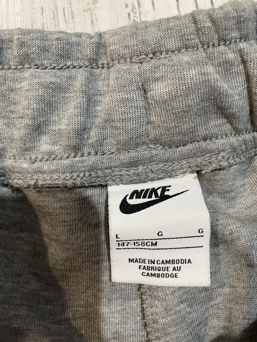 Calças Nike Tech cinzentas.