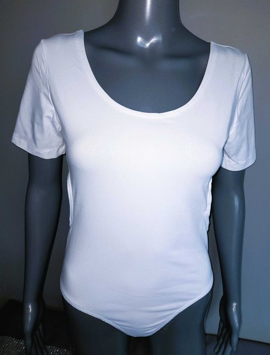 Białe body basic wycięte plecy