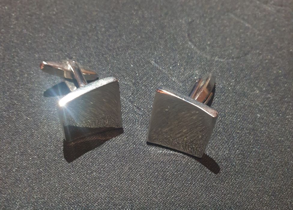 Botões de punho prateados