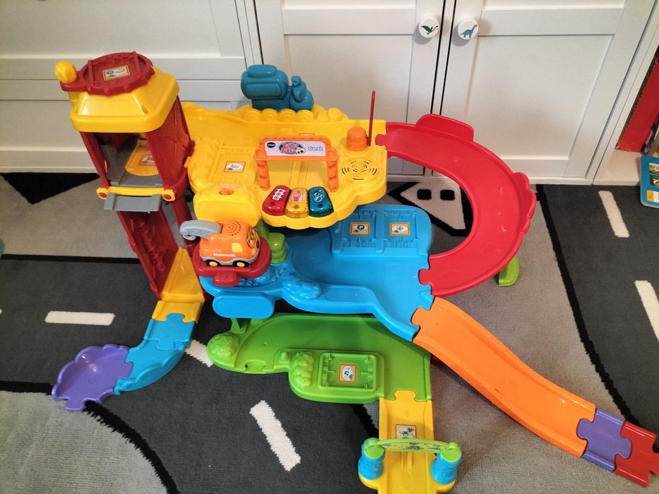 Garaż tut tut z autkiem