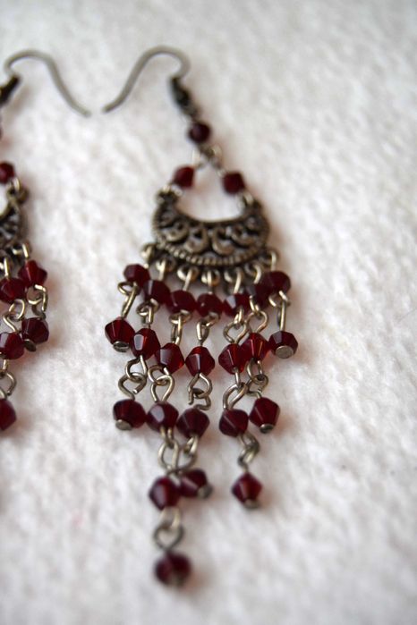 Brincos em metal e pedra escarlate