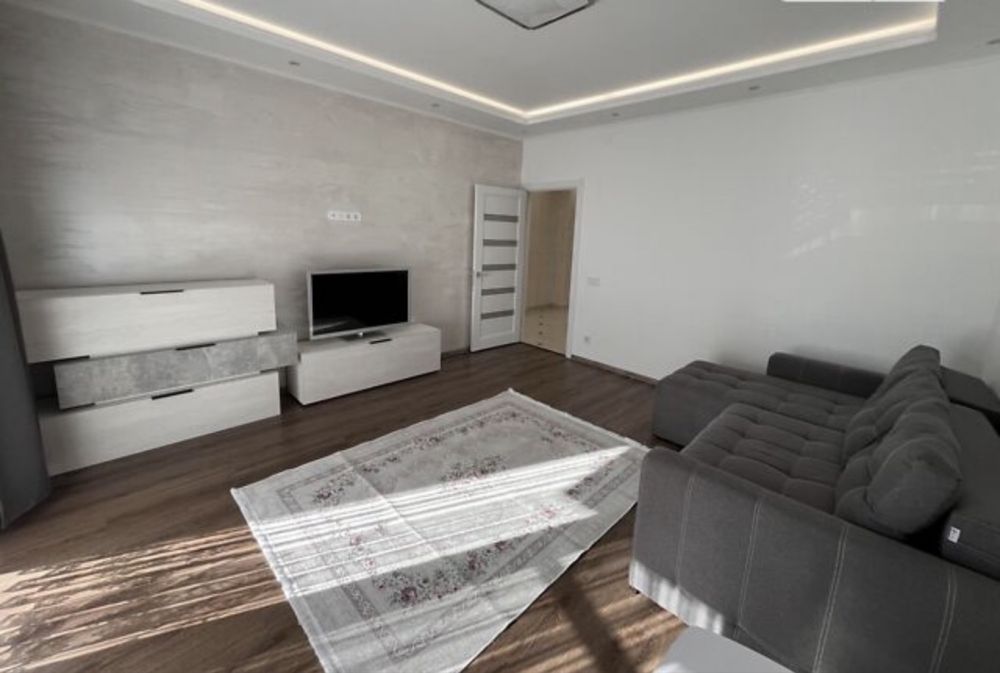 Простора квартира (як будинок)  з гаражем