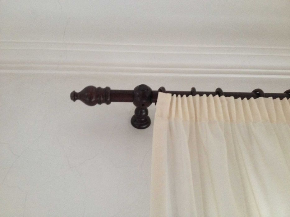 Cortinados em linho creme e bordados com varão