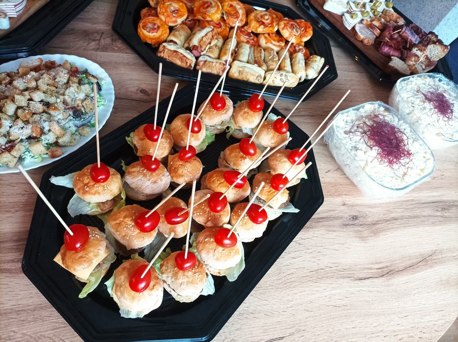 Przekąski, zimna płyta, catering na imprezę.