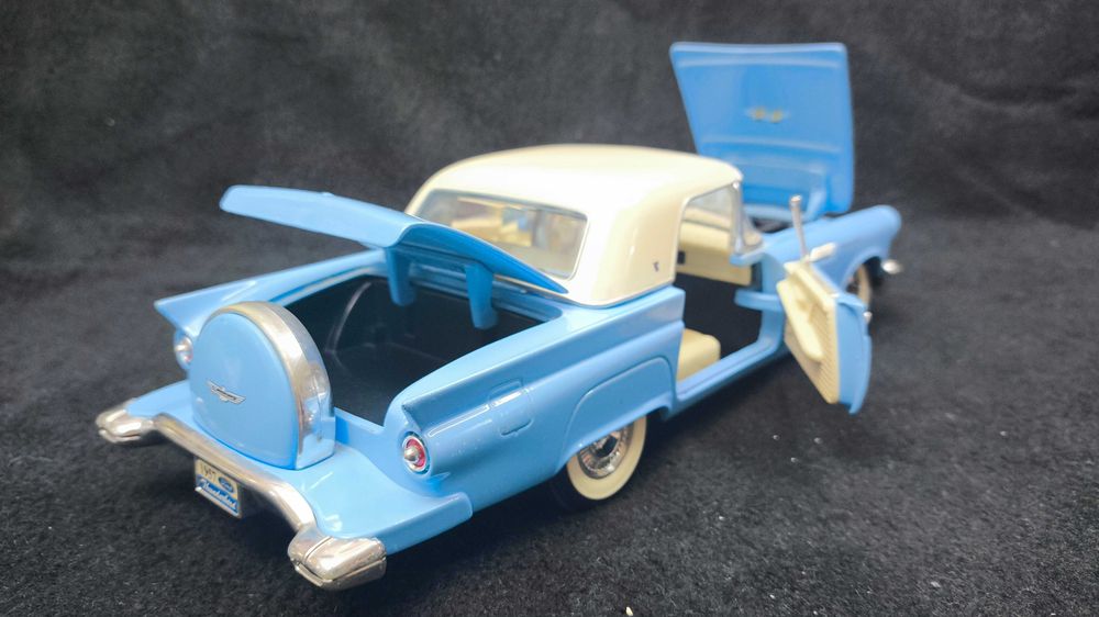 Модель авто 1.18 Ford Thunderbird 1957 Blue (Road Signature)