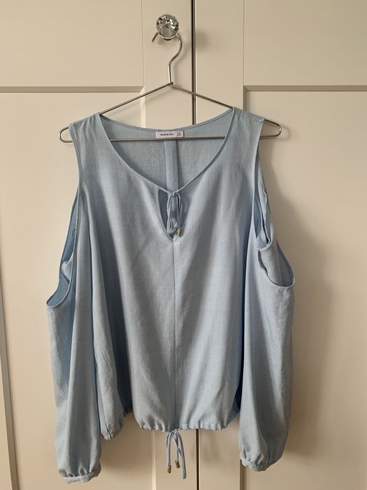 Bluzka oversize błękitna odkryte ramiona wiązanie w dekolcie i na dole