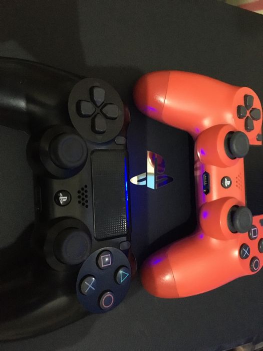 PS4 Pro 4K 1 TB + 2 comandos Sony Como Nova